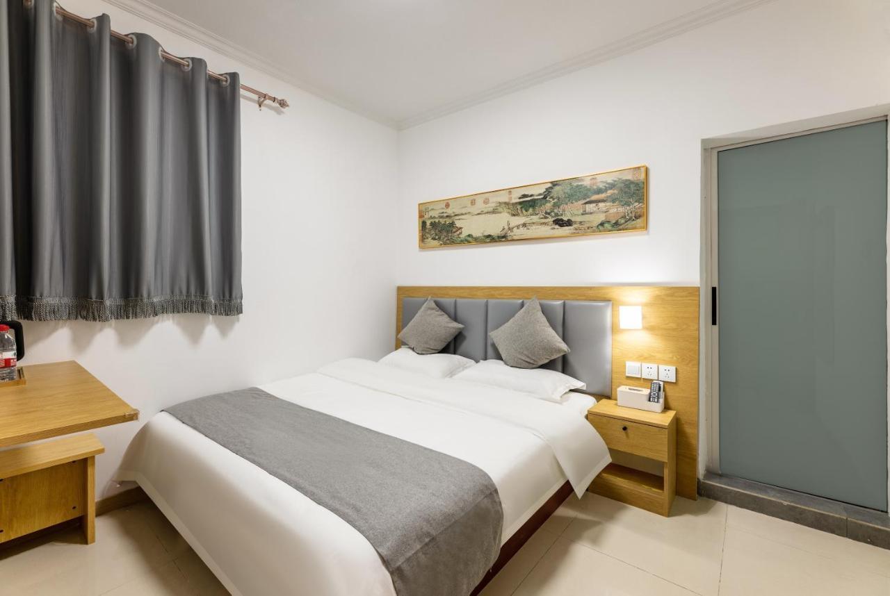 Happy Dragon Hotel -- Nearby Tiananmen Square & Forbidden City & Wangfujing Street & Line 5,6,8 Subway Nearby & Free Coffee & Free Laundry & Fluent English Speaking & Tourist Attractions Ticket Service & Free Wifi Unlimited For Western Software Пекин Экстерьер фото