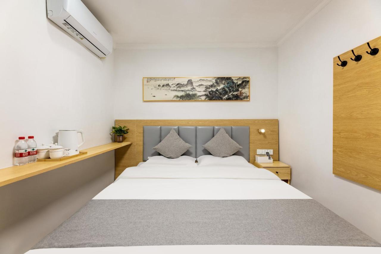 Happy Dragon Hotel -- Nearby Tiananmen Square & Forbidden City & Wangfujing Street & Line 5,6,8 Subway Nearby & Free Coffee & Free Laundry & Fluent English Speaking & Tourist Attractions Ticket Service & Free Wifi Unlimited For Western Software Пекин Экстерьер фото