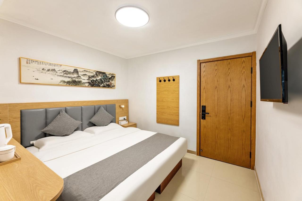Happy Dragon Hotel -- Nearby Tiananmen Square & Forbidden City & Wangfujing Street & Line 5,6,8 Subway Nearby & Free Coffee & Free Laundry & Fluent English Speaking & Tourist Attractions Ticket Service & Free Wifi Unlimited For Western Software Пекин Экстерьер фото