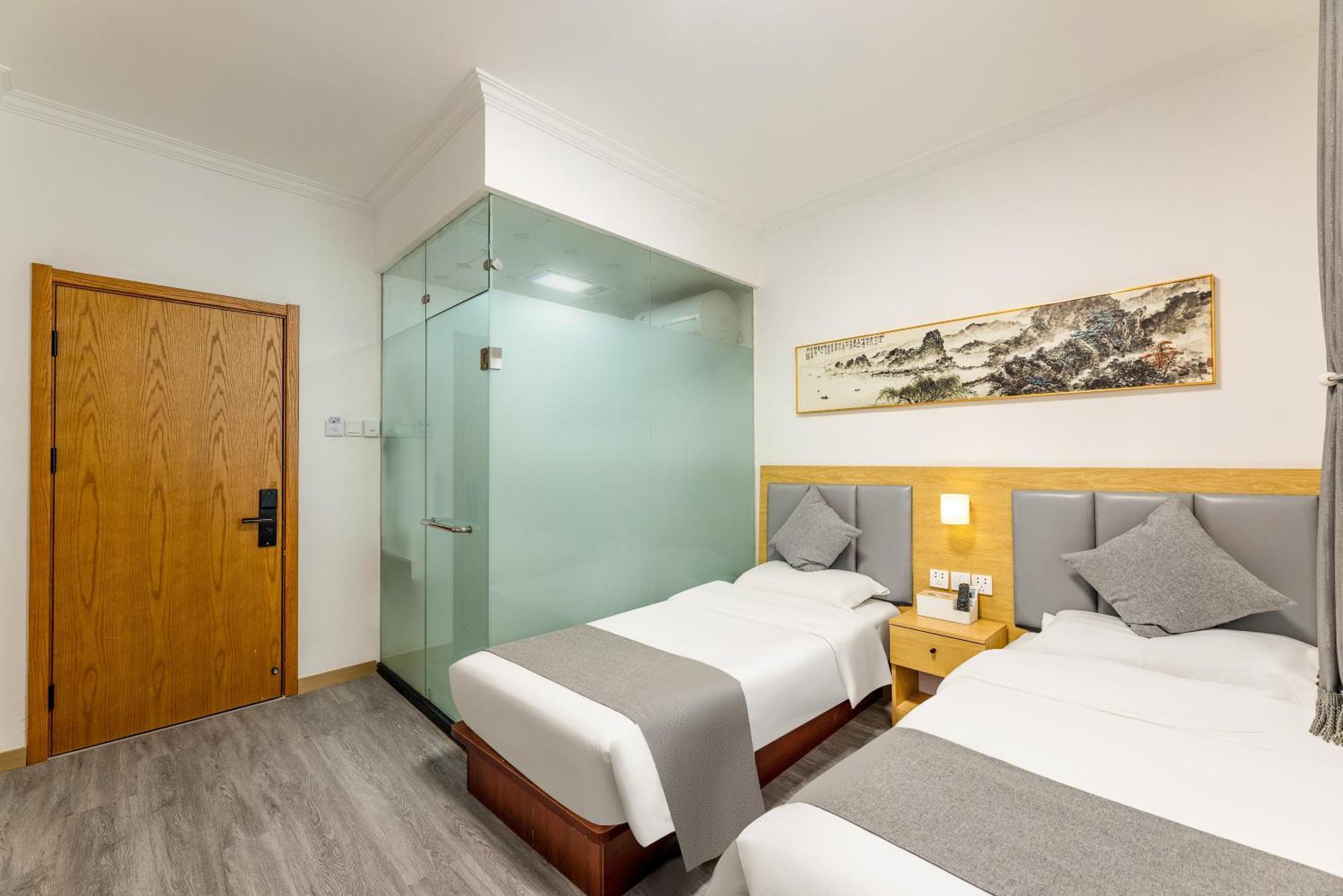 Happy Dragon Hotel -- Nearby Tiananmen Square & Forbidden City & Wangfujing Street & Line 5,6,8 Subway Nearby & Free Coffee & Free Laundry & Fluent English Speaking & Tourist Attractions Ticket Service & Free Wifi Unlimited For Western Software Пекин Экстерьер фото