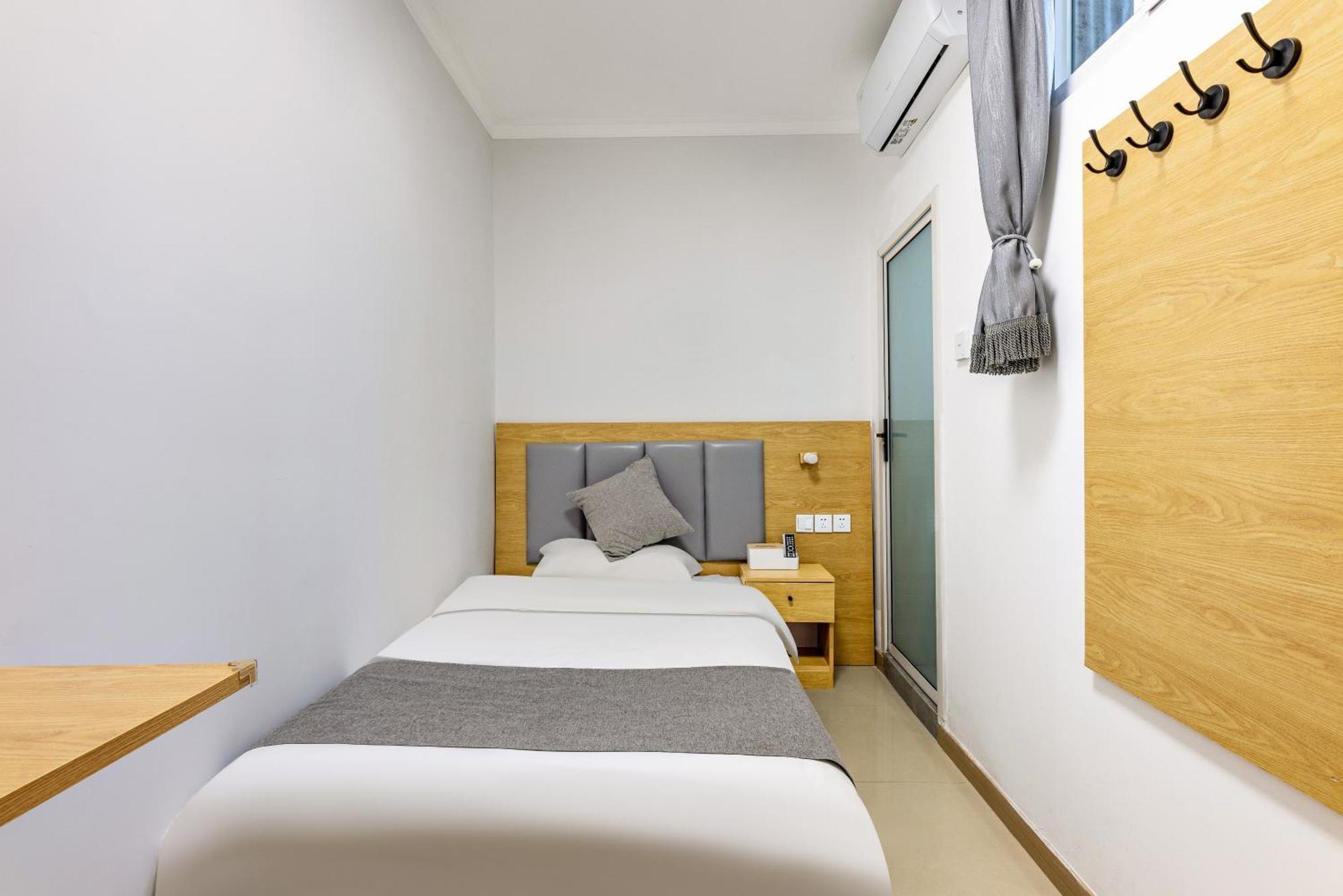 Happy Dragon Hotel -- Nearby Tiananmen Square & Forbidden City & Wangfujing Street & Line 5,6,8 Subway Nearby & Free Coffee & Free Laundry & Fluent English Speaking & Tourist Attractions Ticket Service & Free Wifi Unlimited For Western Software Пекин Экстерьер фото
