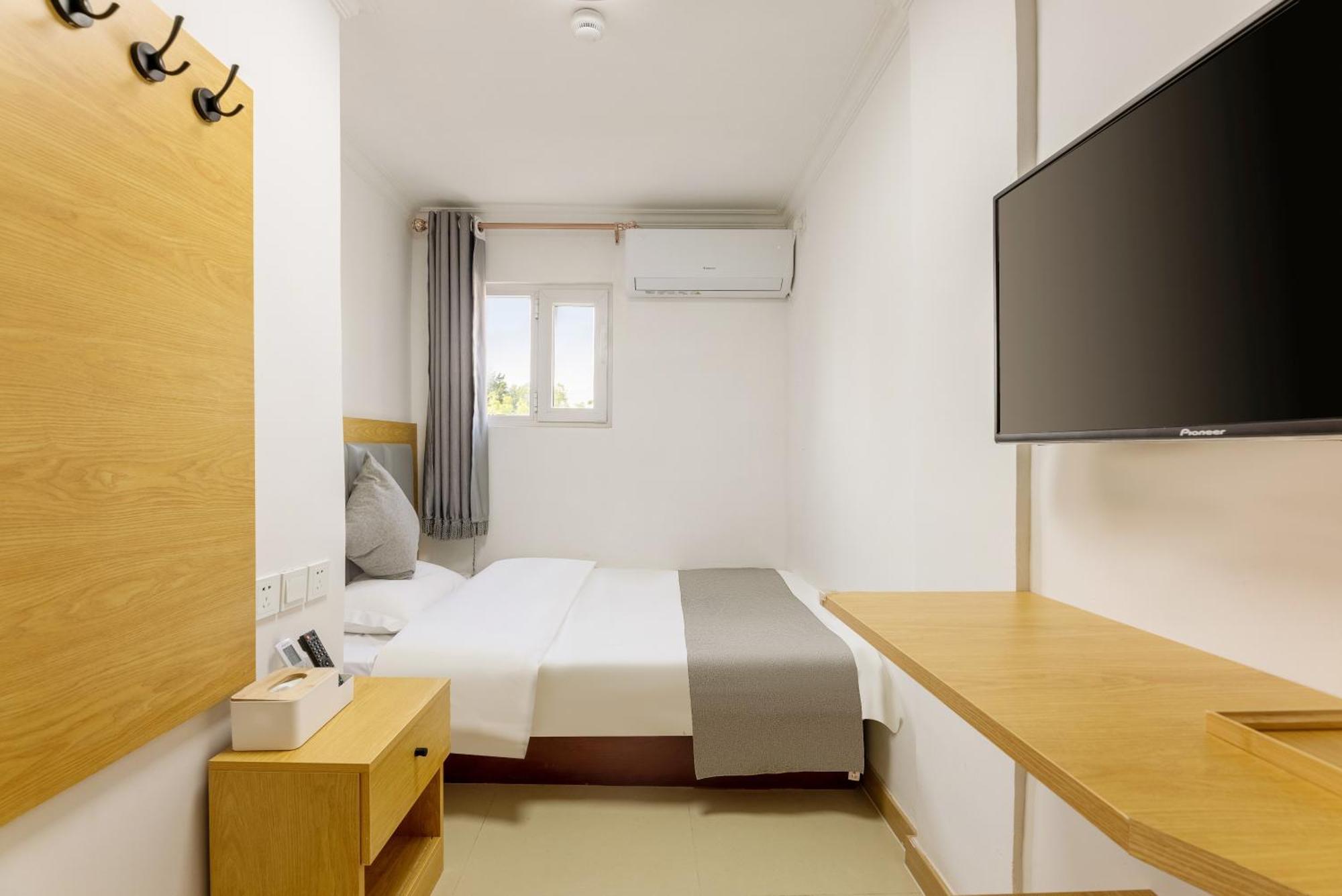 Happy Dragon Hotel -- Nearby Tiananmen Square & Forbidden City & Wangfujing Street & Line 5,6,8 Subway Nearby & Free Coffee & Free Laundry & Fluent English Speaking & Tourist Attractions Ticket Service & Free Wifi Unlimited For Western Software Пекин Экстерьер фото