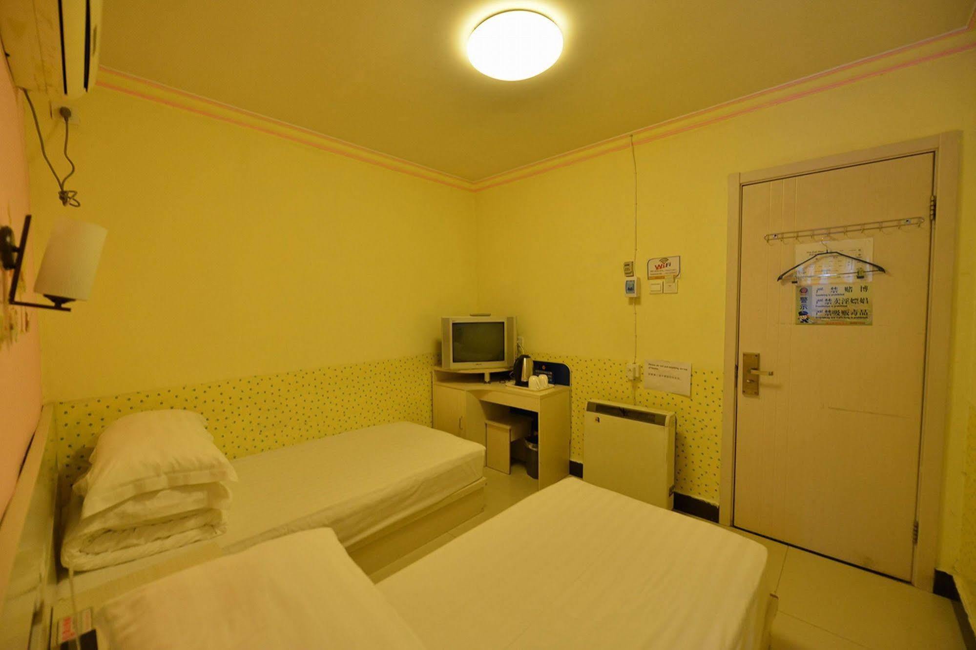 Happy Dragon Hotel -- Nearby Tiananmen Square & Forbidden City & Wangfujing Street & Line 5,6,8 Subway Nearby & Free Coffee & Free Laundry & Fluent English Speaking & Tourist Attractions Ticket Service & Free Wifi Unlimited For Western Software Пекин Экстерьер фото