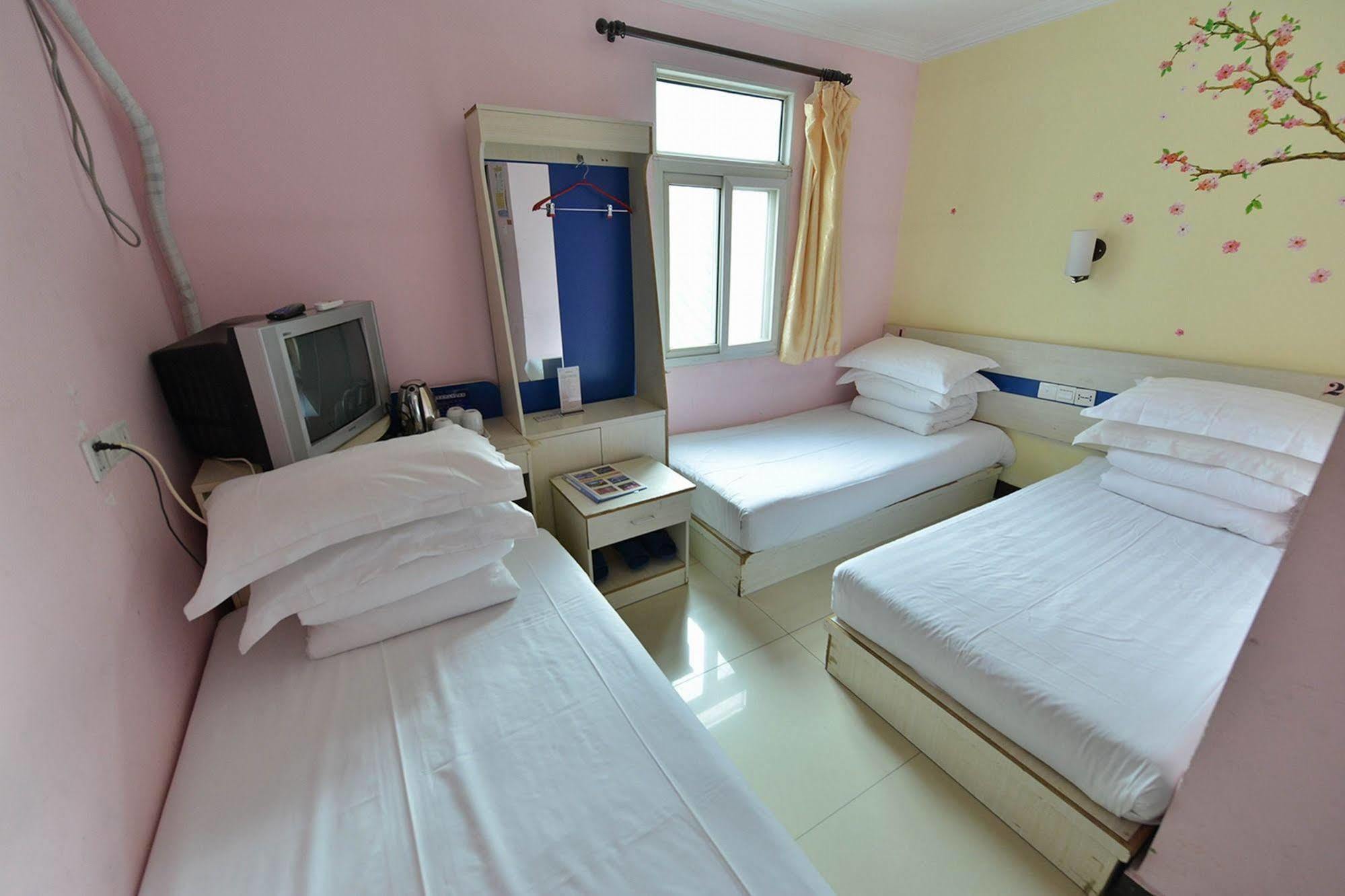 Happy Dragon Hotel -- Nearby Tiananmen Square & Forbidden City & Wangfujing Street & Line 5,6,8 Subway Nearby & Free Coffee & Free Laundry & Fluent English Speaking & Tourist Attractions Ticket Service & Free Wifi Unlimited For Western Software Пекин Экстерьер фото